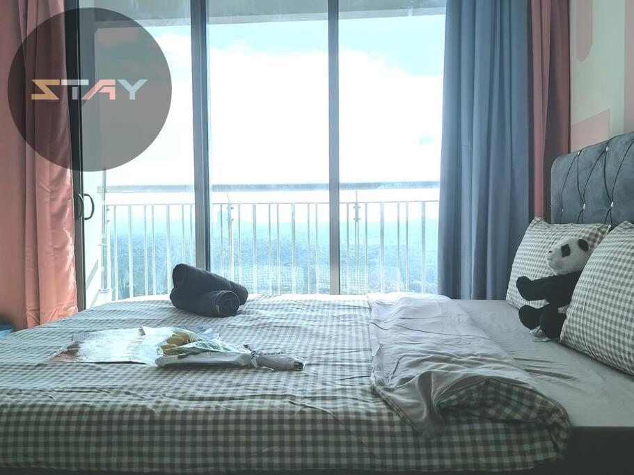 S21-13a Teega Family Cozy Netflix Bystay *