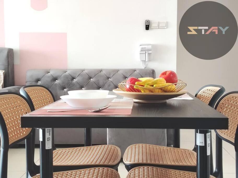 S21-13a Teega Family Cozy Netflix Bystay *